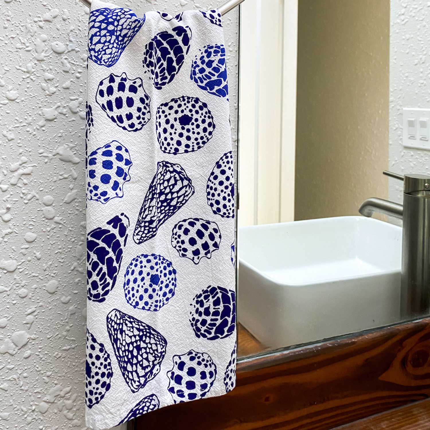 19" x 27" Cotton Flour Sack Tea Towel - Blue Shells