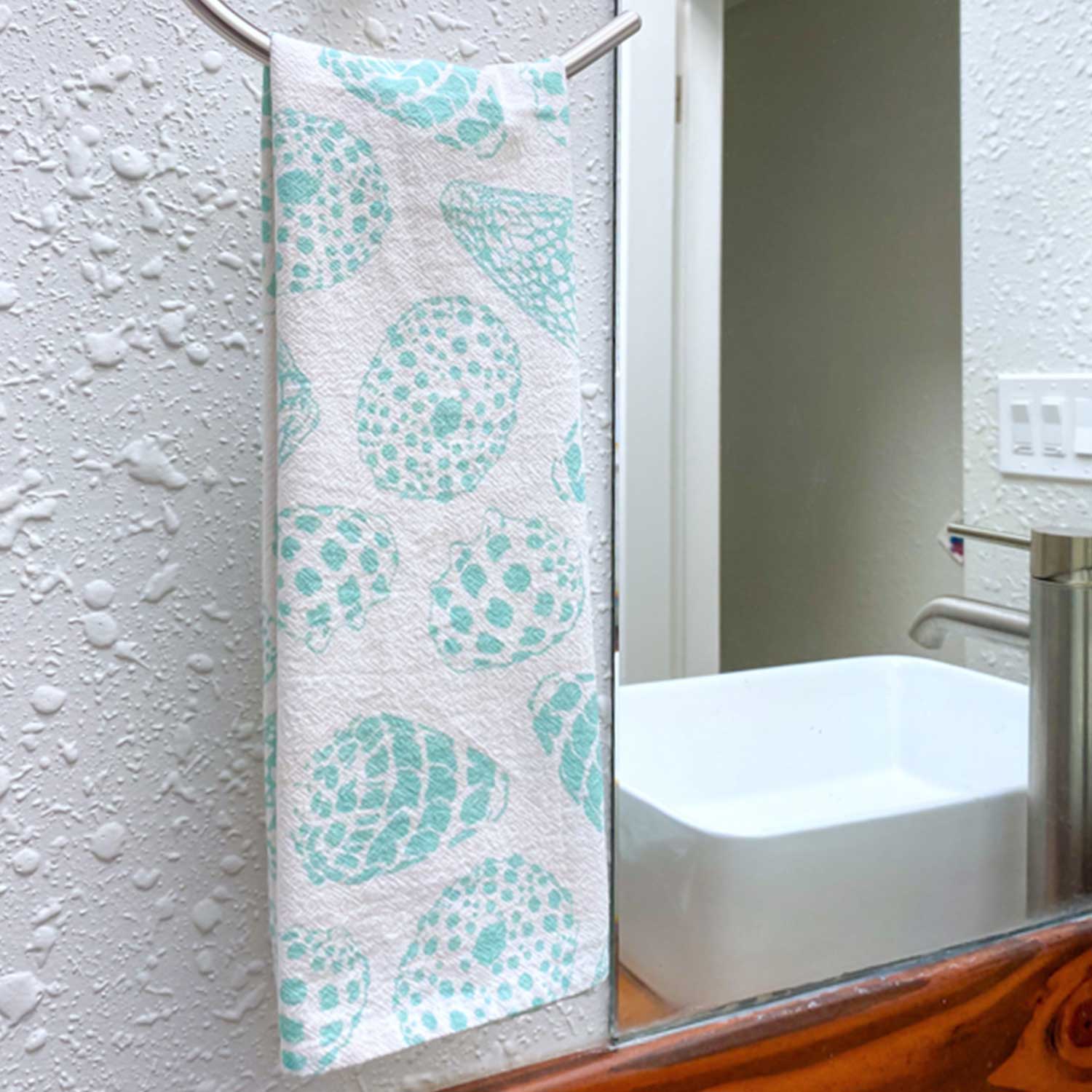 19" x 27" Cotton Flour Sack Tea Towel - Ocean Shells