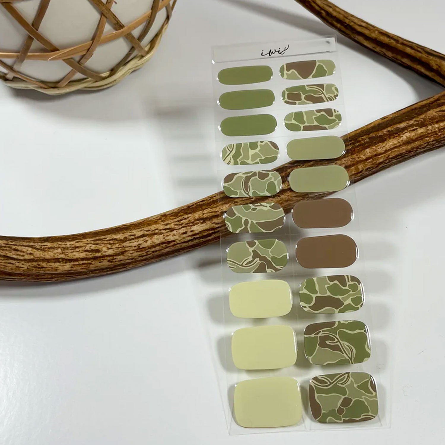 Long-Lasting Gel Nail Strips - ʻĀina Inspired Camo Design