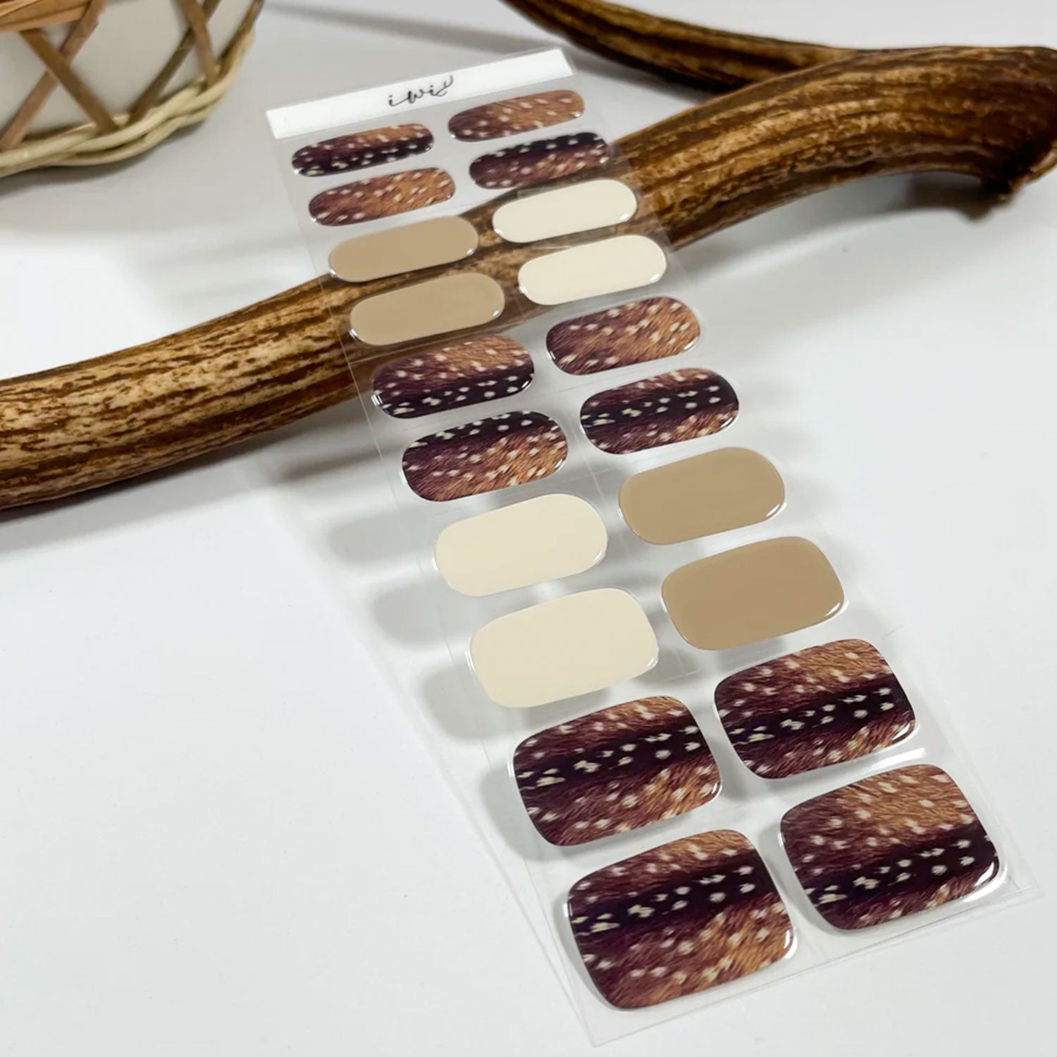 Long-Lasting Gel Nail Strips - ʻĀina Inspired Deer Design