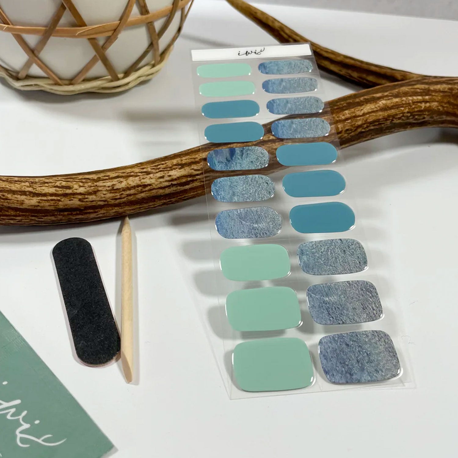 Long-Lasting Gel Nail Strips - ʻĀina Inspired Shallows Design